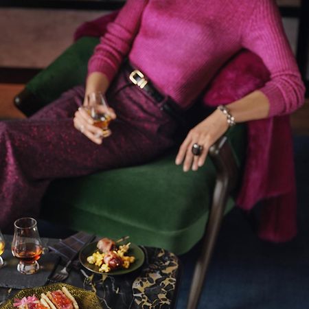 Renaissance Amsterdam Hotel Exterior foto A woman drinking a glass of cognac