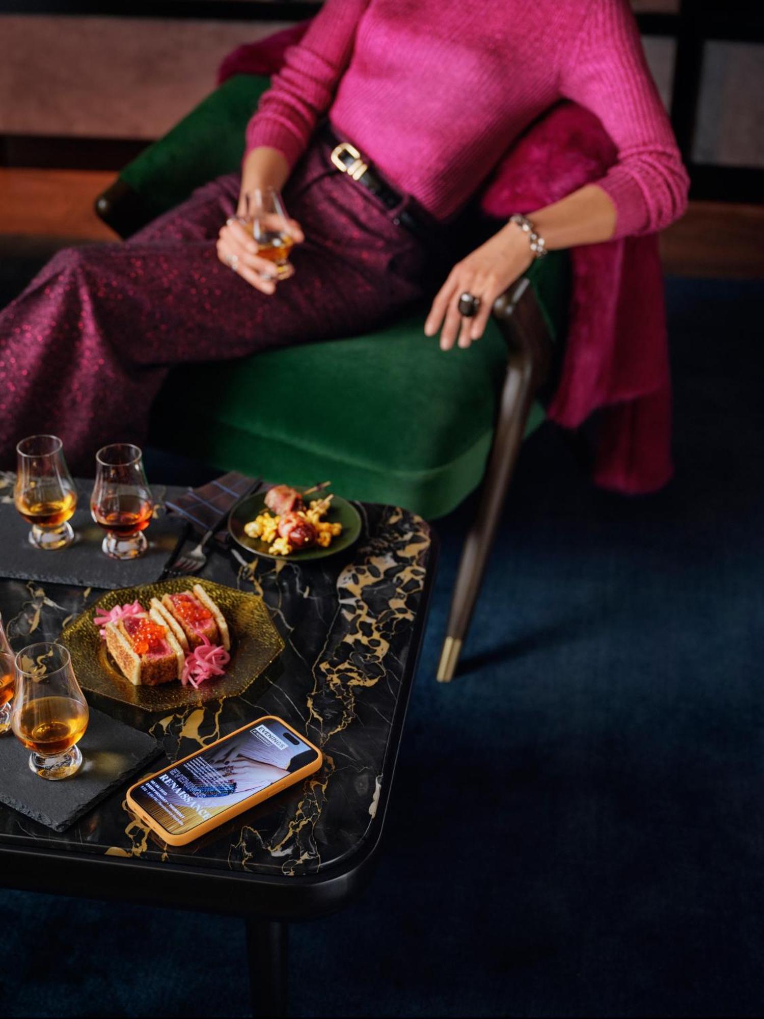 Renaissance Amsterdam Hotel Exterior foto A woman drinking a cocktail